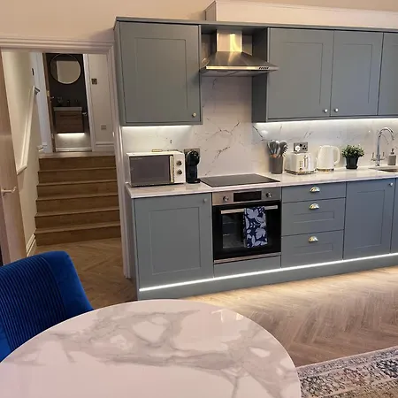 Romantic Getaway In Historic Bank, Apartmán